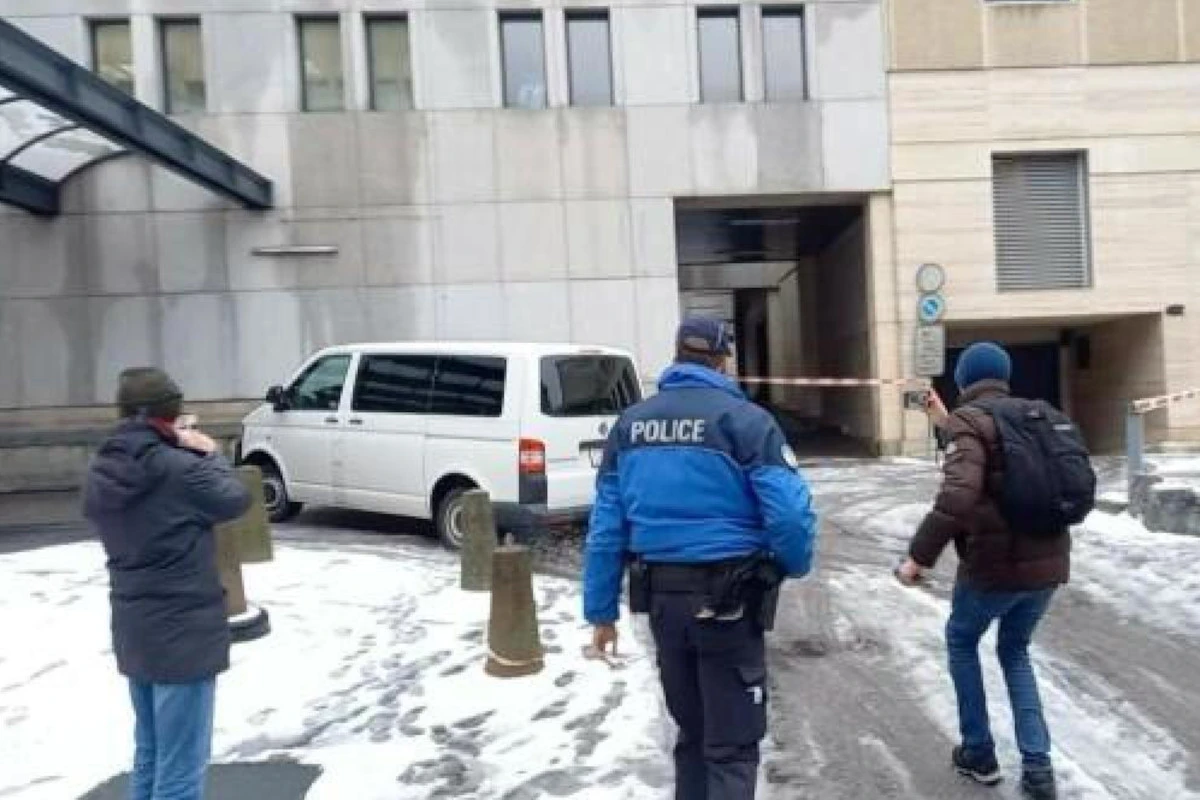 Forze di polizia impegnate nei controlli dopo la strage di Capodanno a Crans-Montana