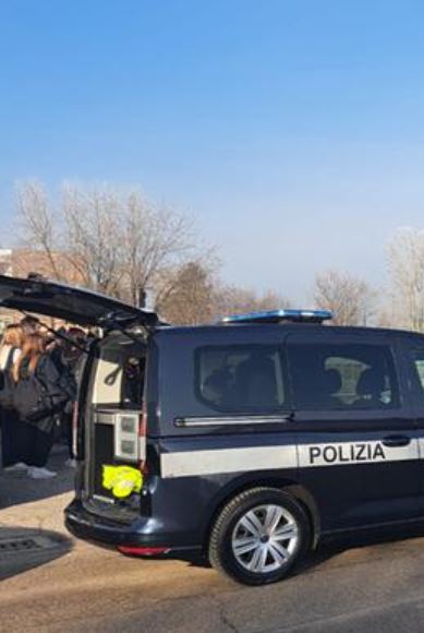 Due ragazzi travolti mentre aspettano l'autobus dopo scuola: dramma in Italia