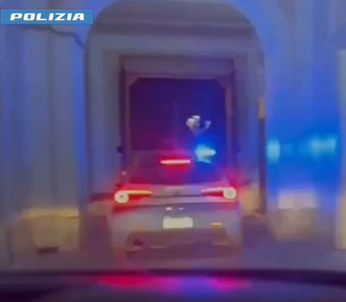 Volanti della polizia impegnate in un blitz nel Casertano