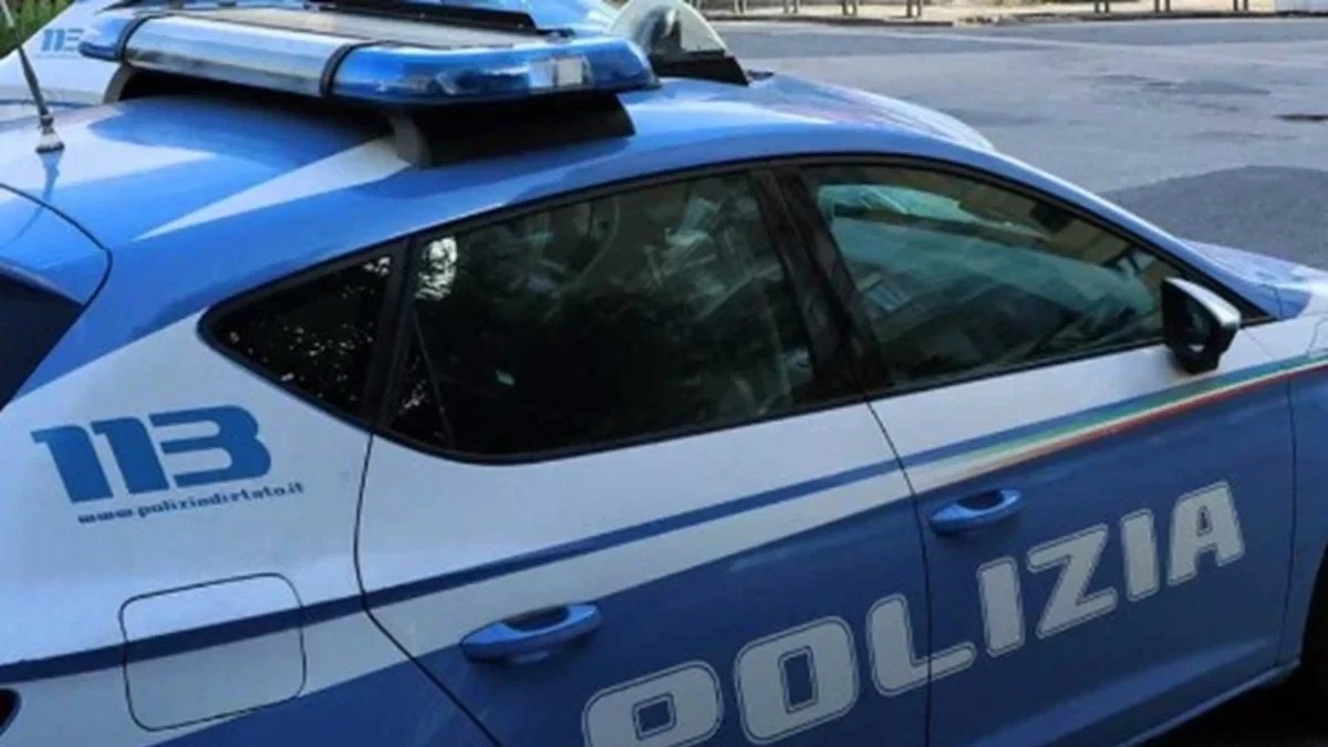 Pattuglia della polizia impegnata nelle ricerche di una persona scomparsa