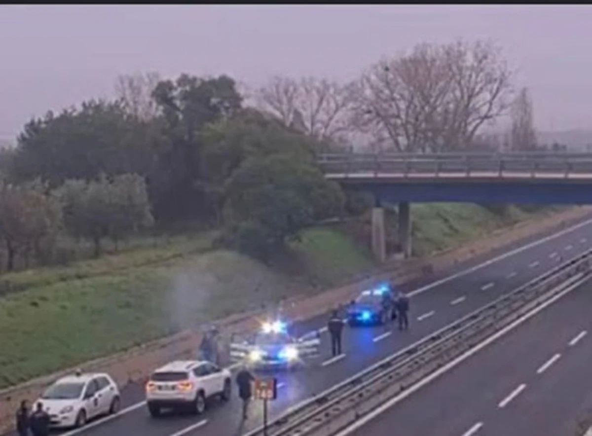 Furgone portavalori e veicoli coinvolti nell'assalto lungo la A14