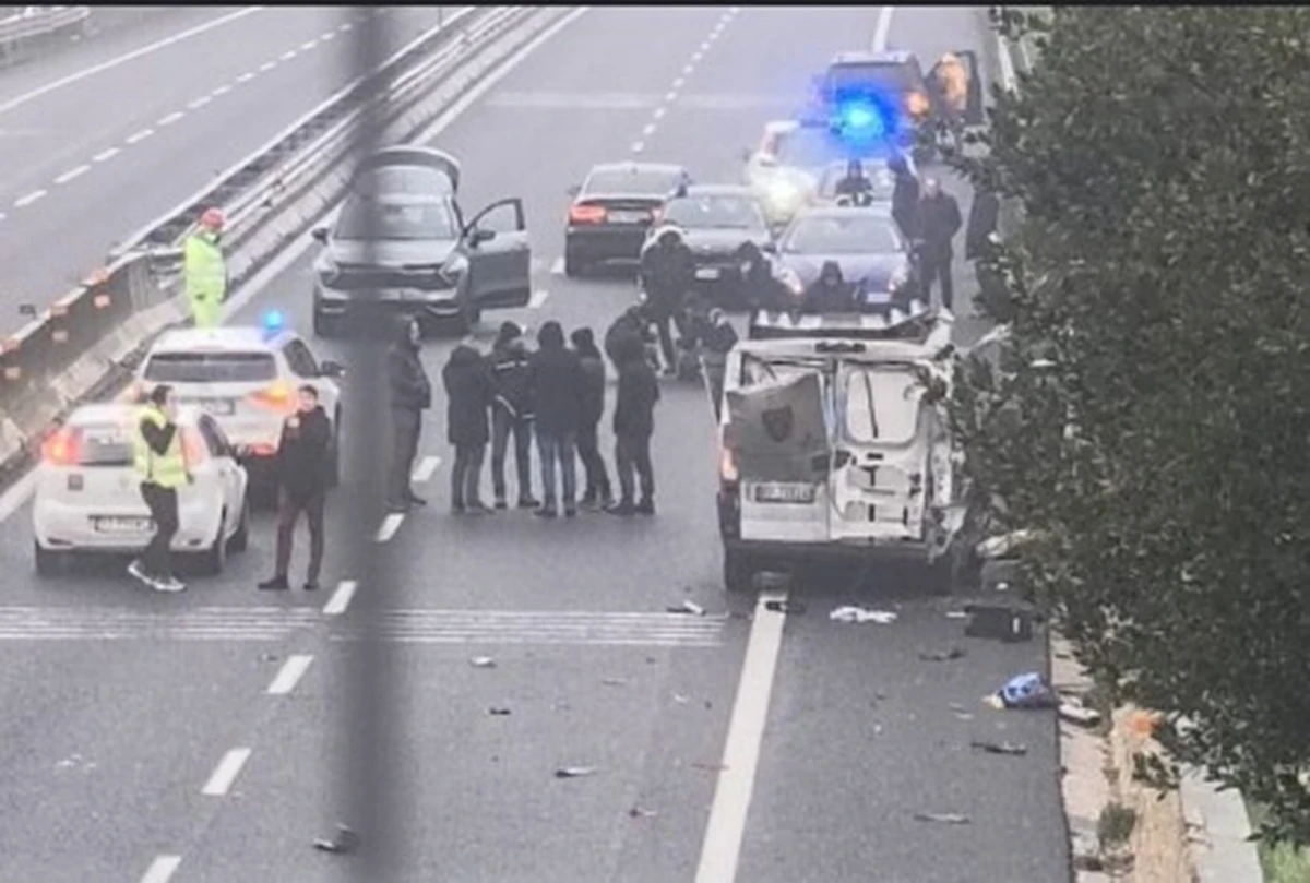 Pattuglie e mezzi di soccorso intervenuti in autostrada per l'assalto al portavalori