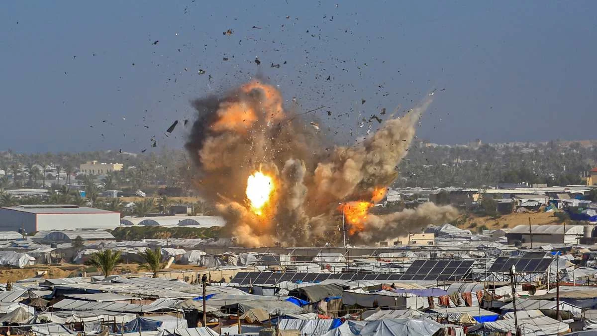 Raid e distruzione nella Striscia di Gaza dopo bombardamenti