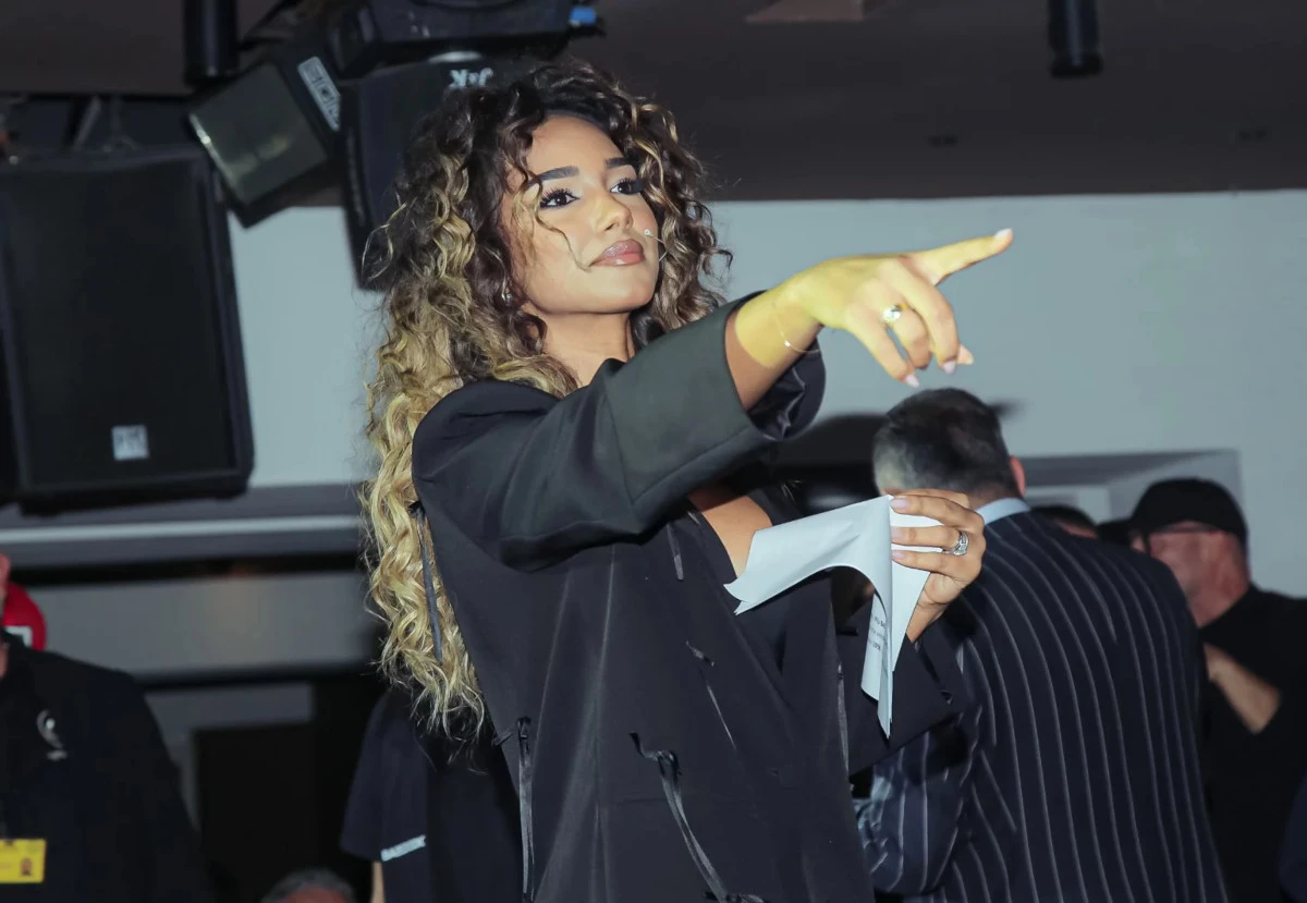 Samira Lui primo piano durante una trasmissione televisiva