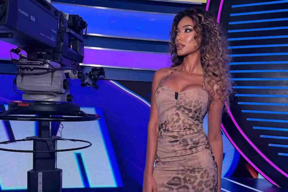 Samira Lui sul palco durante una conduzione televisiva