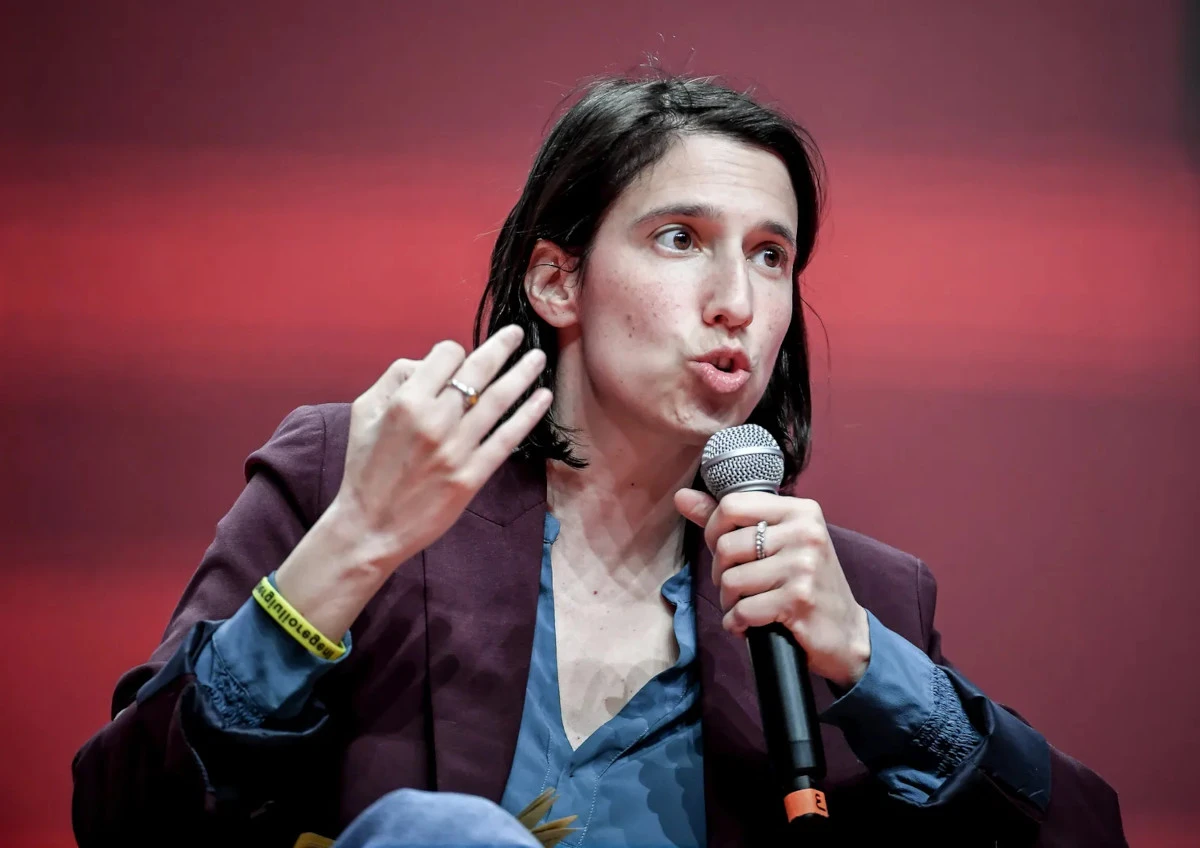Elly Schlein durante un comizio