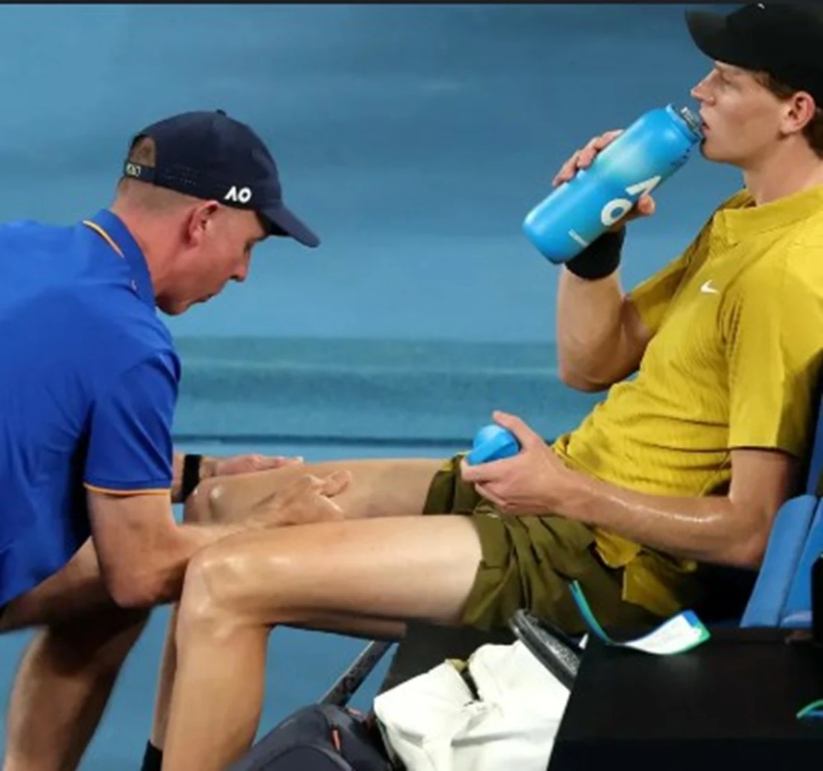 Jannik Sinner in azione durante l'Australian Open