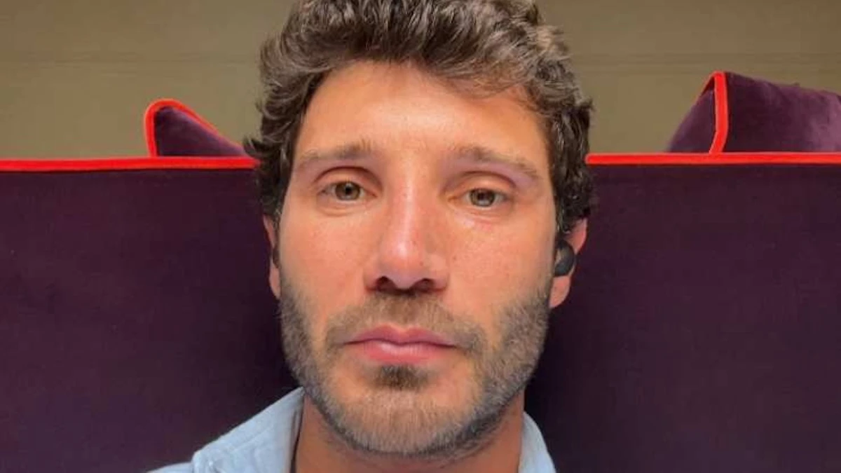 Stefano De Martino in un momento di raccoglimento