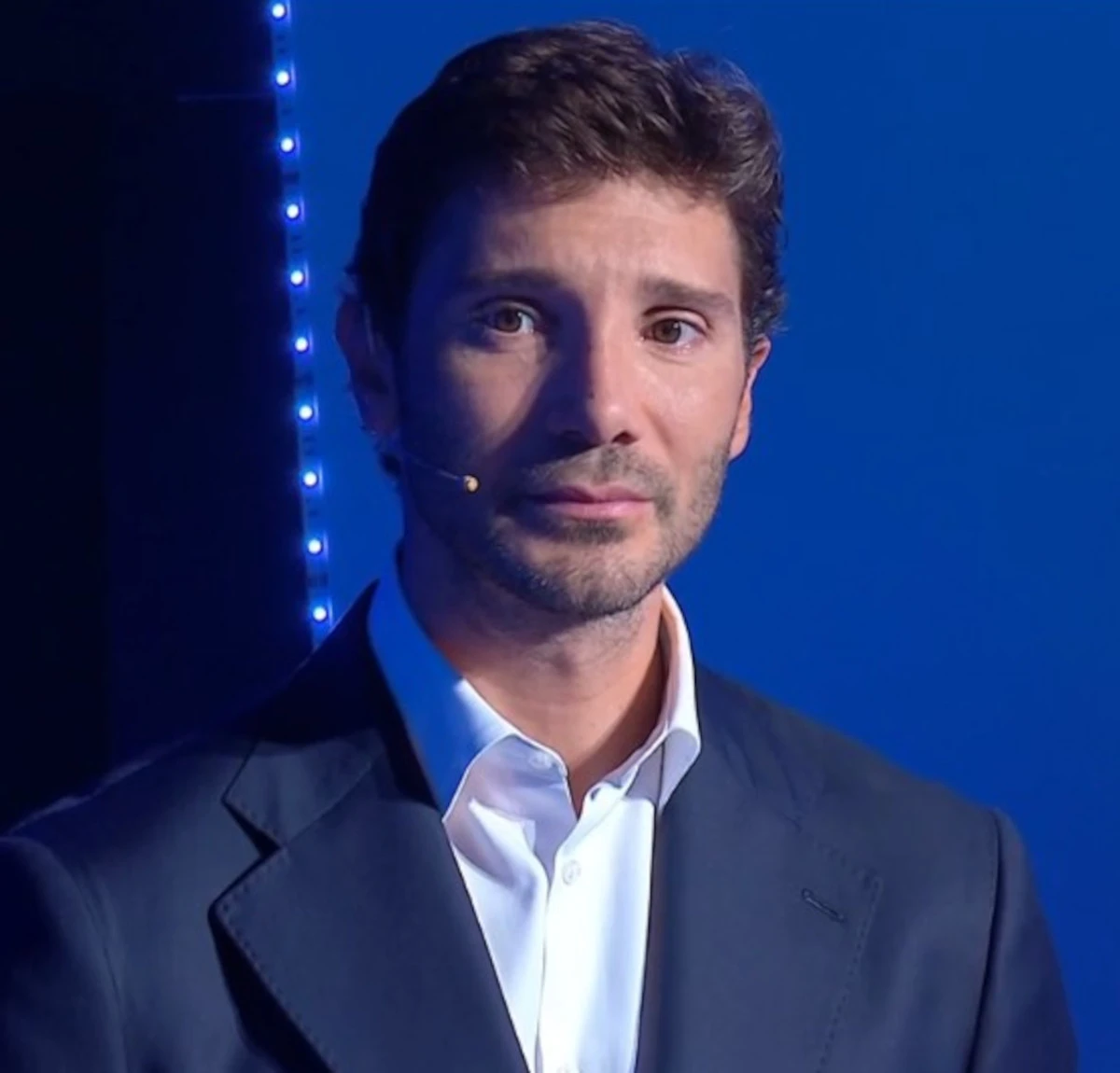 Stefano De Martino in studio, primo piano del conduttore