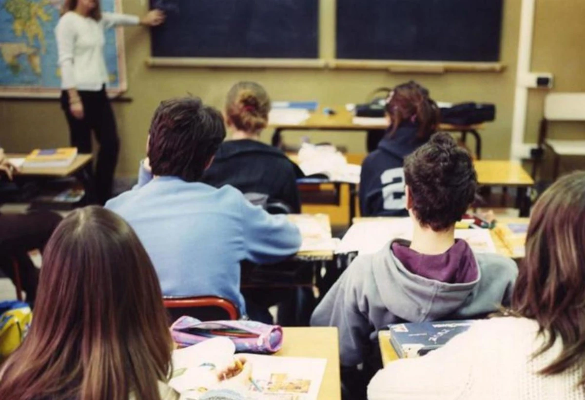 Studenti all’esterno di una scuola: focus su controlli e sicurezza