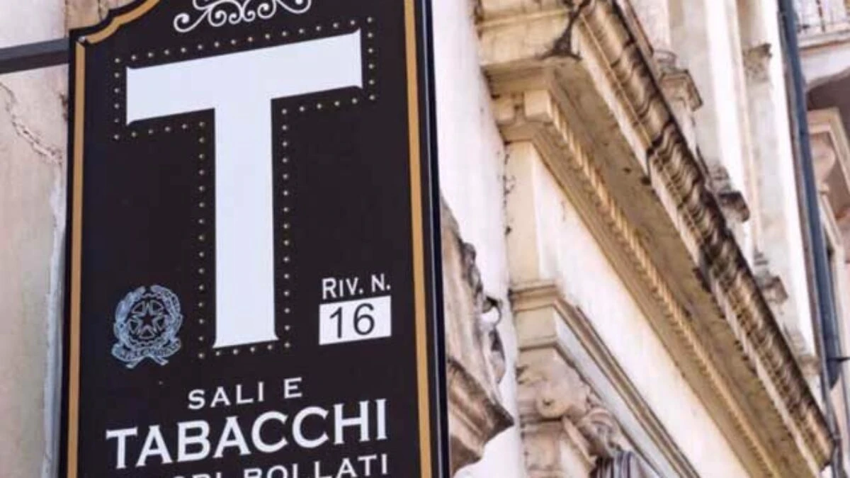 Interno di una tabaccheria con esposizione di sigarette e tabacchi