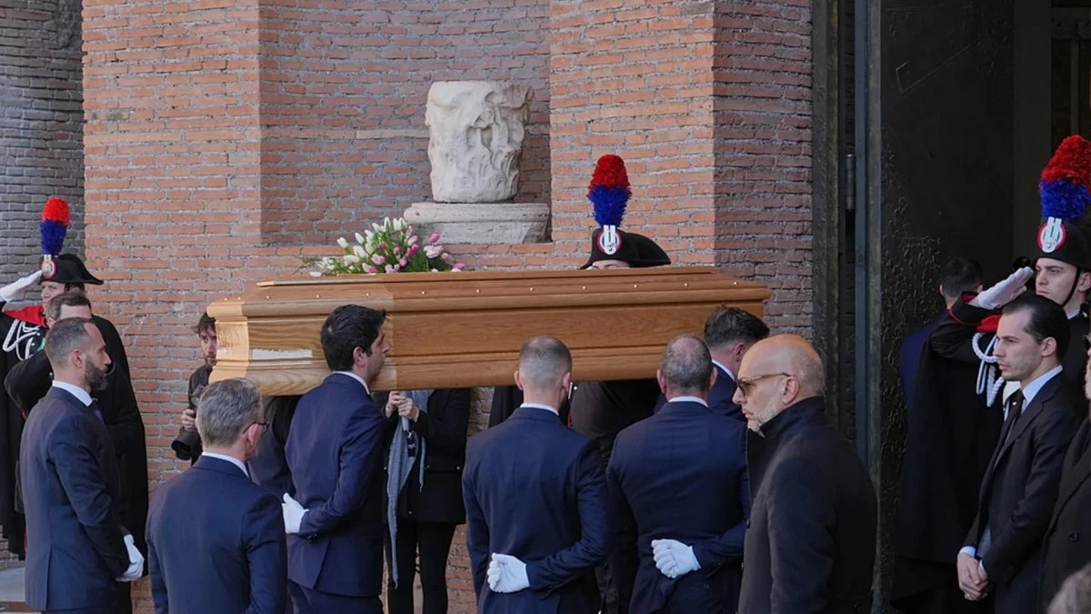 Celebri presenti al funerale di Valentino Garavani davanti alla Basilica di Santa Maria degli Angeli e dei Martiri a Roma