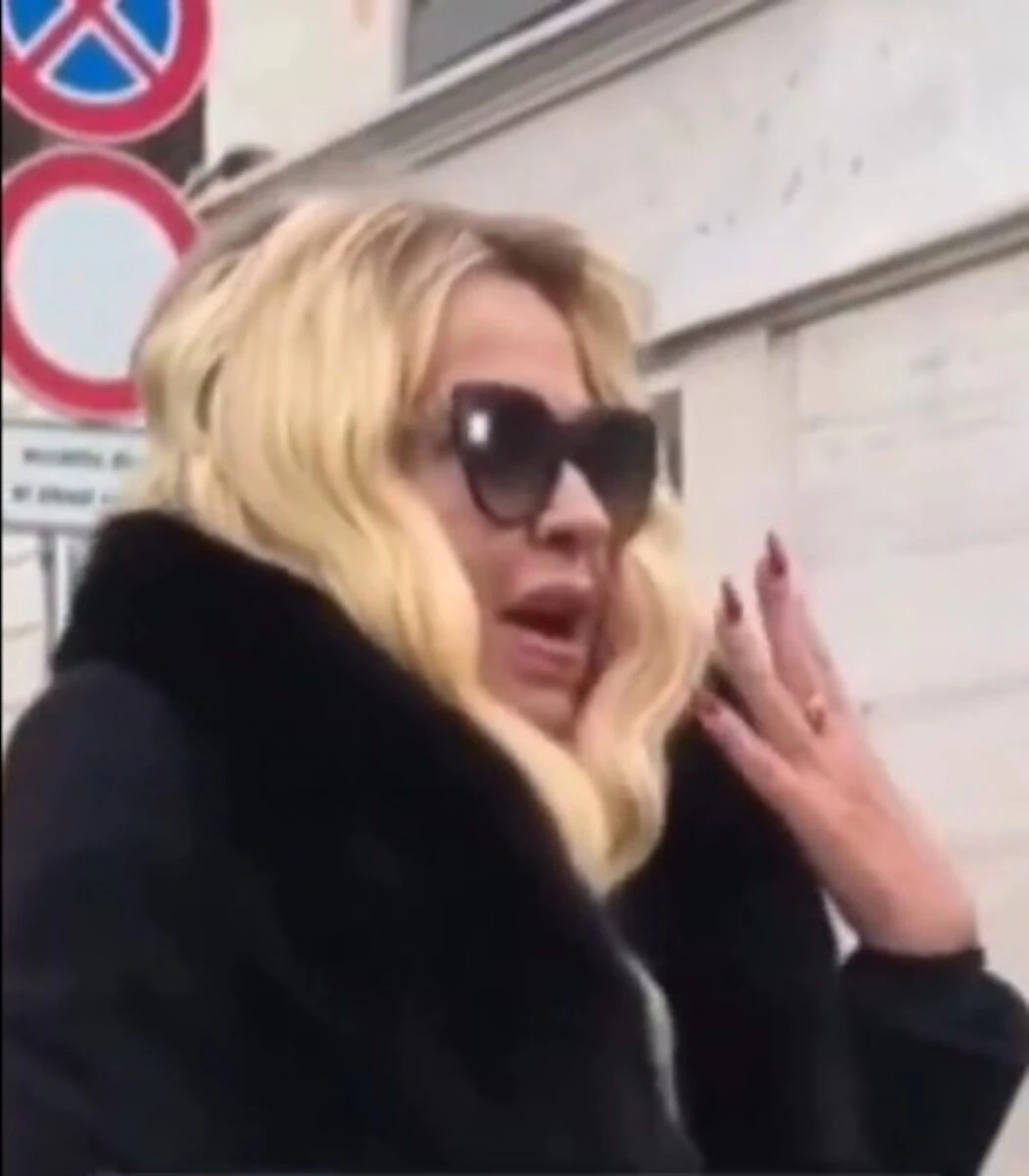 Valeria Marini ripresa dai fotografi fuori dalla camera ardente