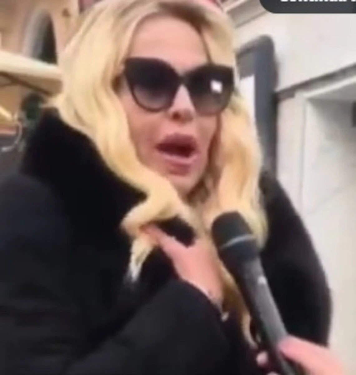 Valeria Marini fuori dalla camera ardente di Valentino Garavani