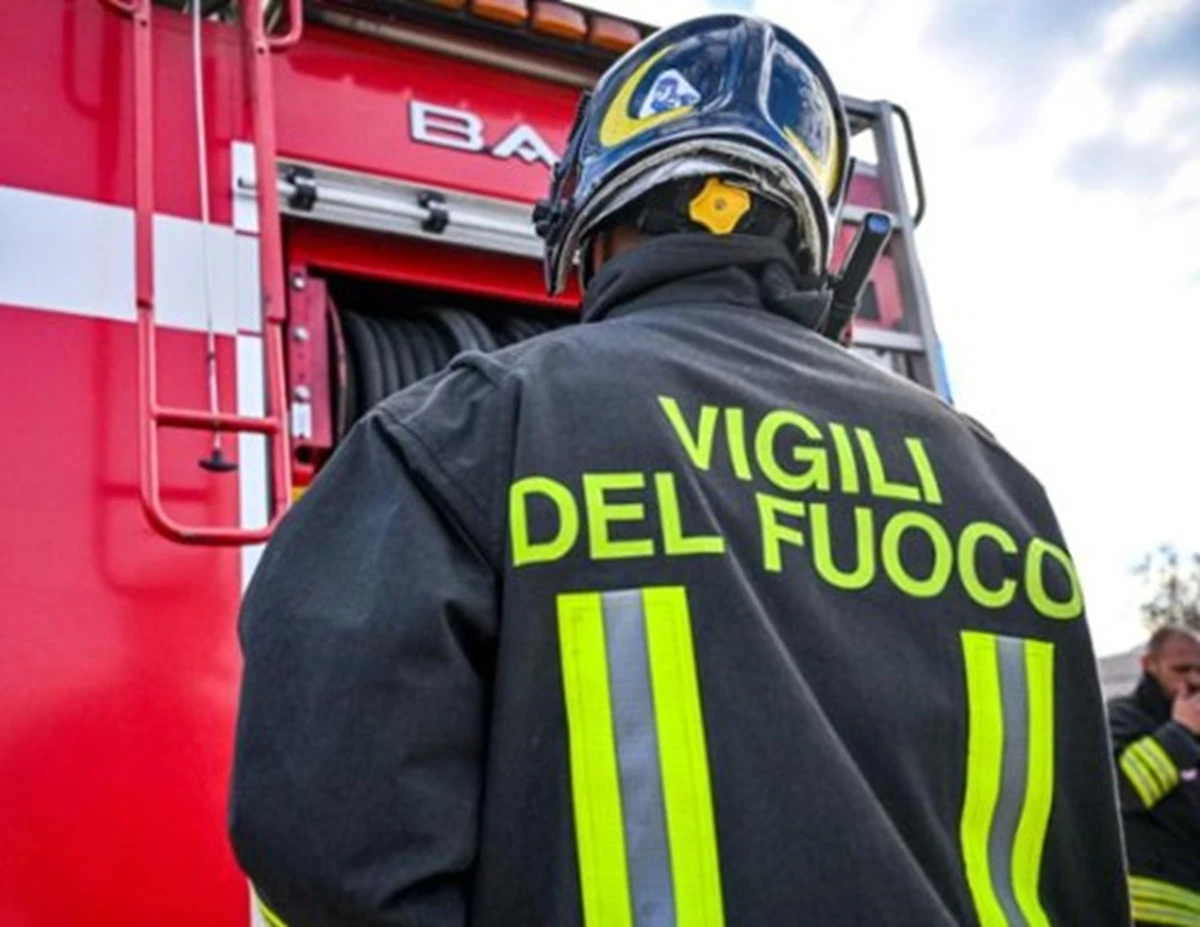 Vigili del fuoco impegnati nelle operazioni di soccorso dopo un incidente