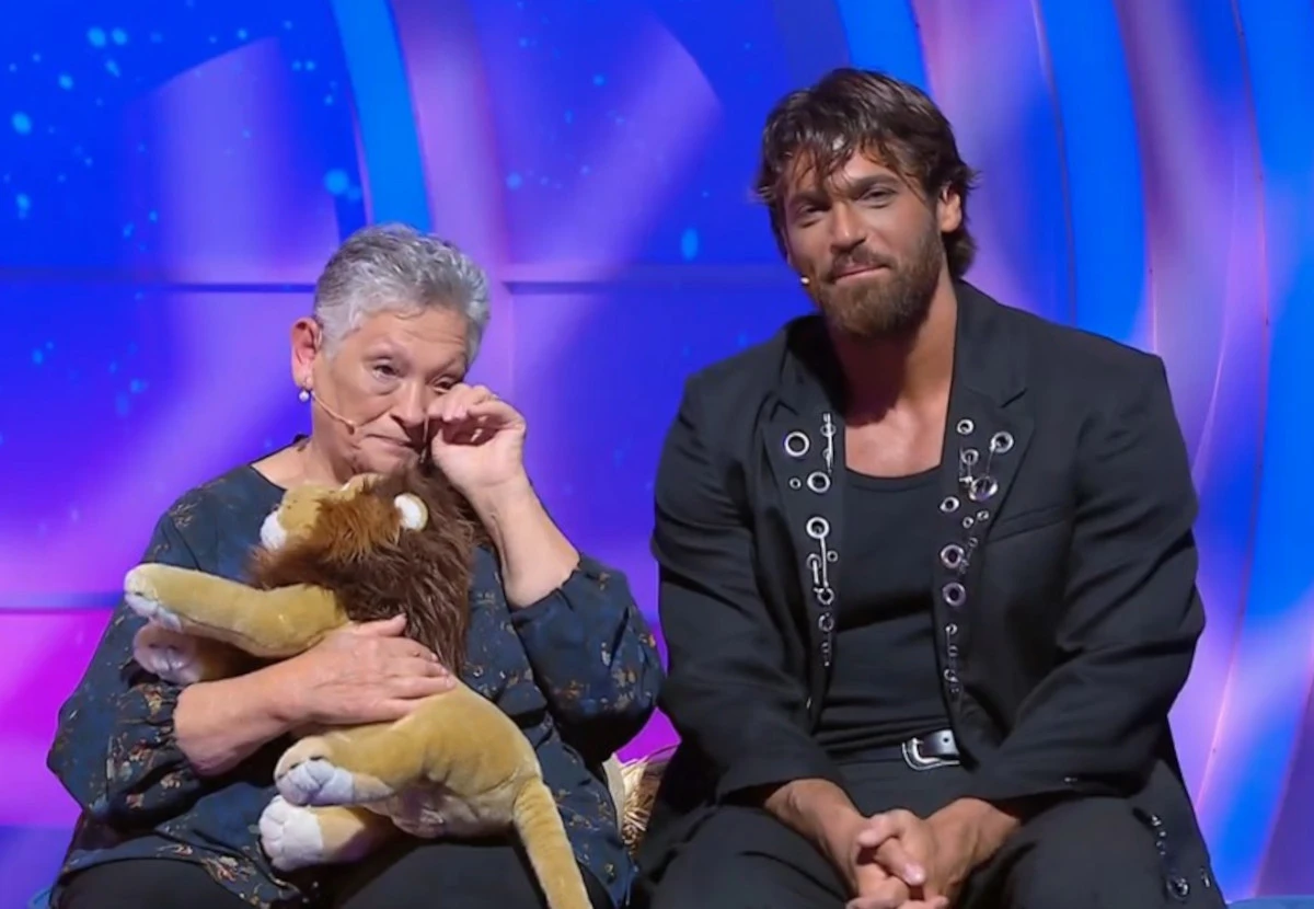 Can Yaman saluta il pubblico di C’è posta per te durante la sorpresa a nonna Fina