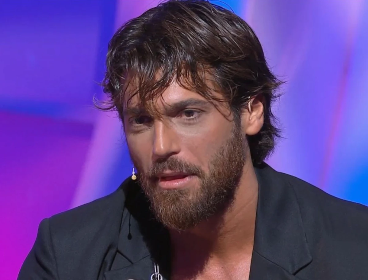 Can Yaman canta Rose rosse dedicandola a nonna Fina a C’è posta per te