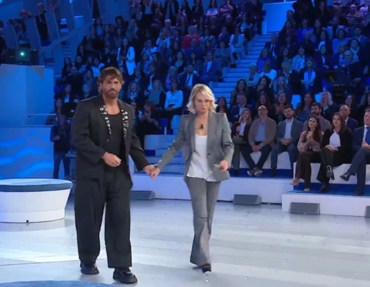 Can Yaman nello studio di C’è posta per te durante la puntata con nonna Fina