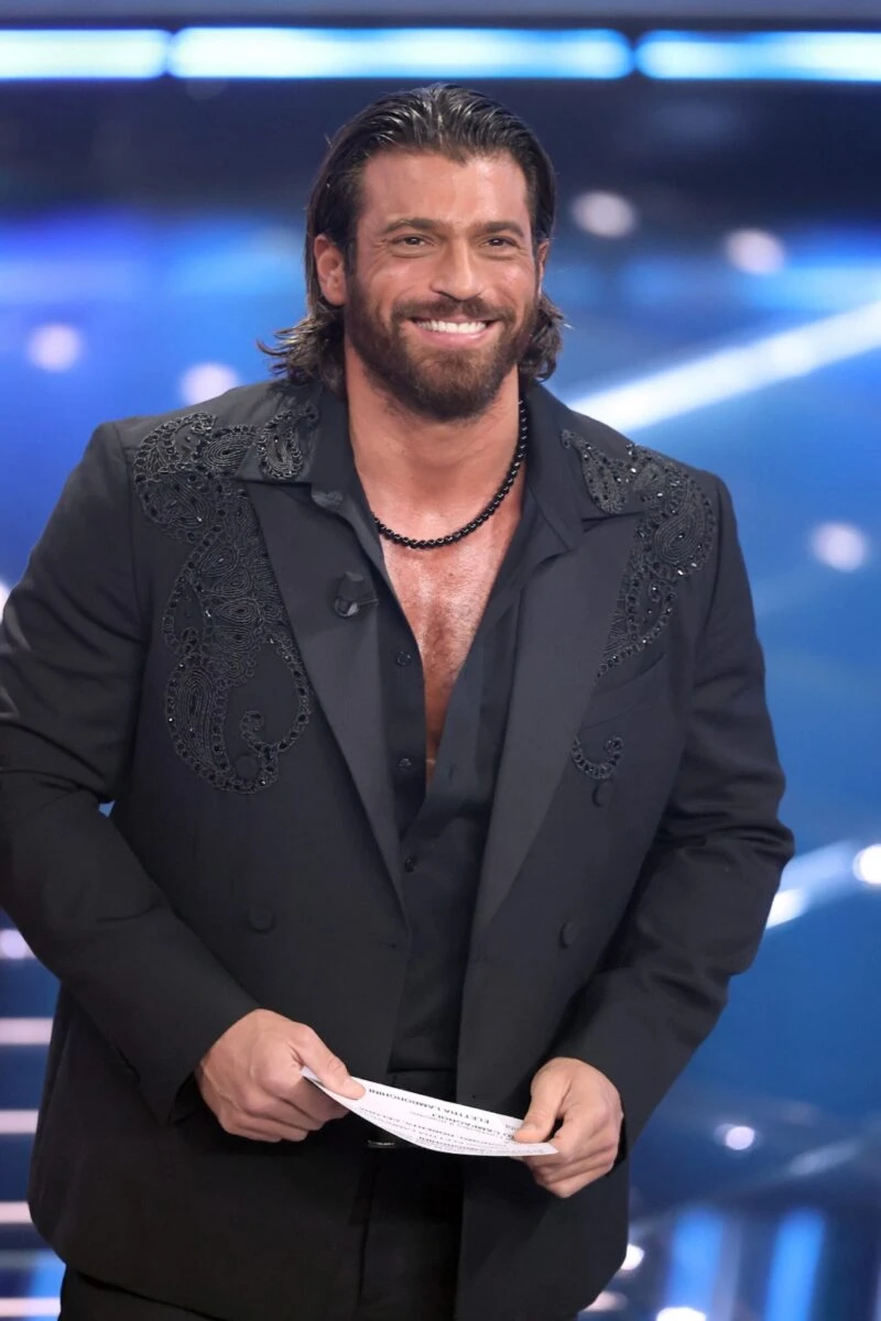 Can Yaman sul palco dell'Ariston a Sanremo 2026 con camicia aperta