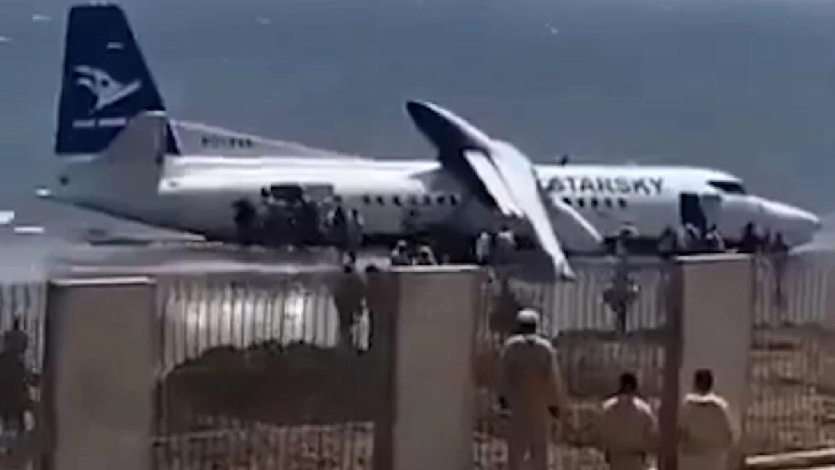 Fokker 50 fermo sulla spiaggia vicino all'aeroporto di Mogadiscio