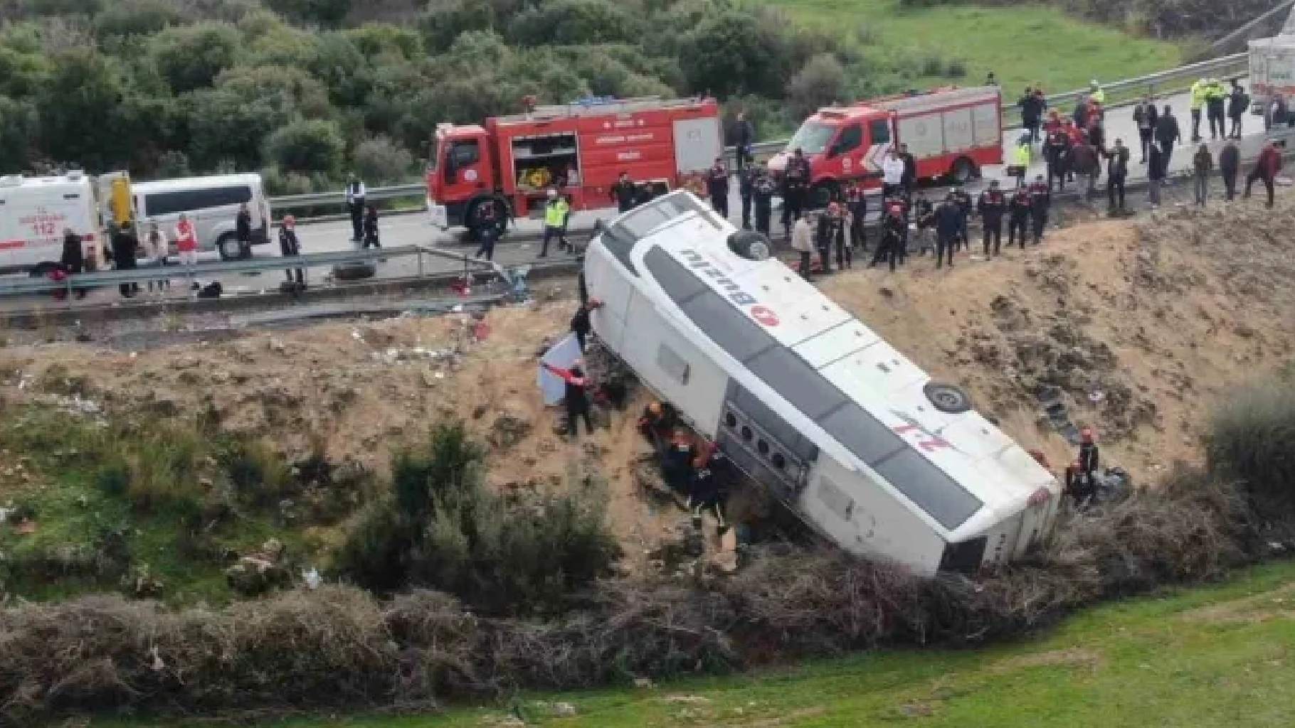 terribile incidente bus precipita e si schianta 232 strage da Tvzap.it terribile incidente bus precipita e si schianta 232 strage
