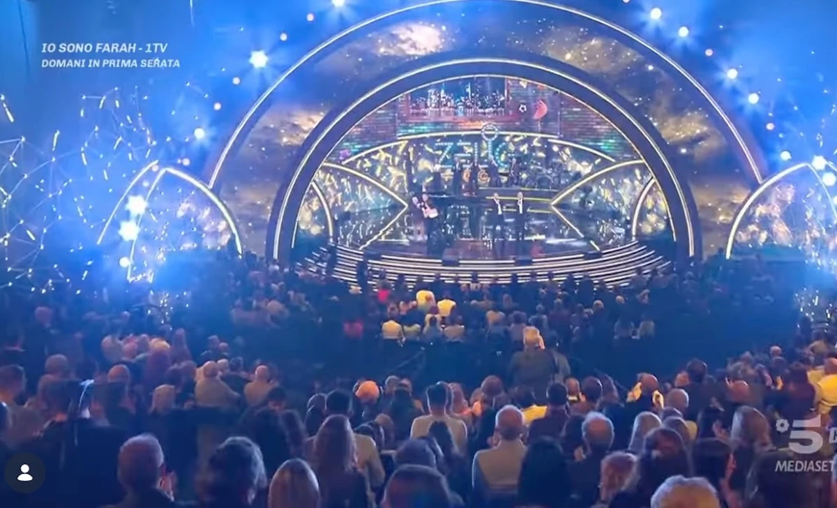 Claudio Bisio sul palco di Zelig 30 nella puntata finale