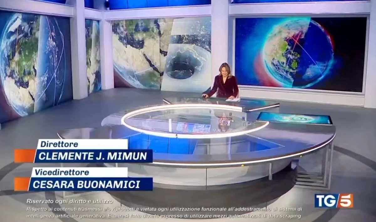 Studio del Tg5 durante la diretta su Canale 5