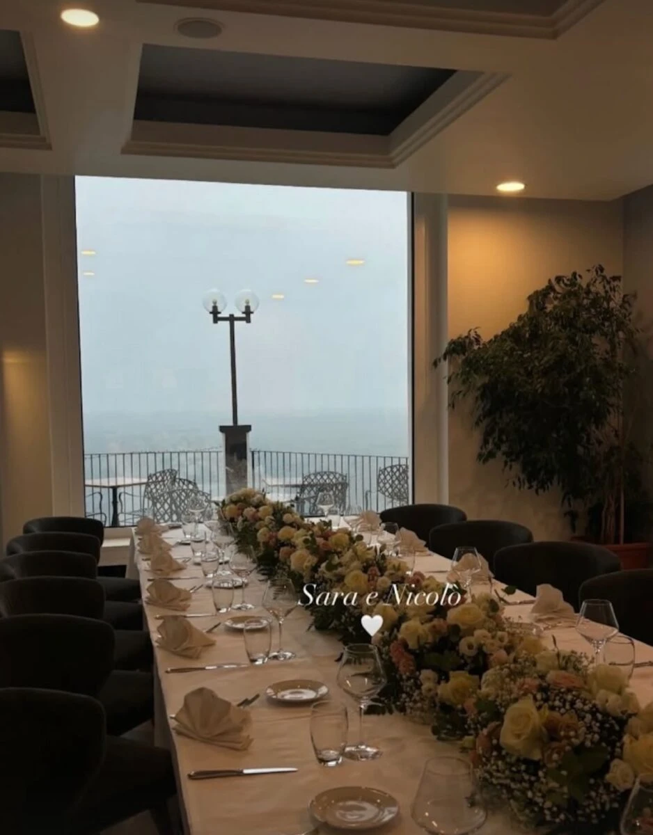 Dettagli del look degli sposi e atmosfera elegante e minimal del matrimonio