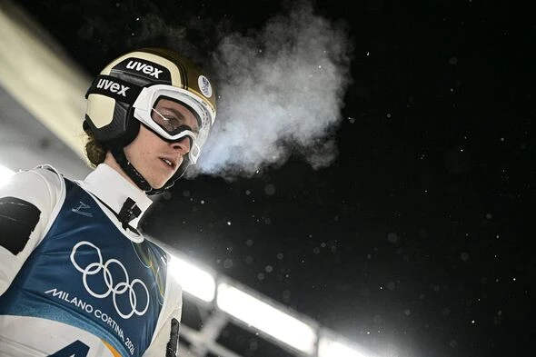 Daniel Tschofenig durante una prova di salto con gli sci