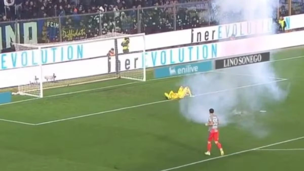 Intervento delle forze dell’ordine sugli spalti dopo il lancio del petardo