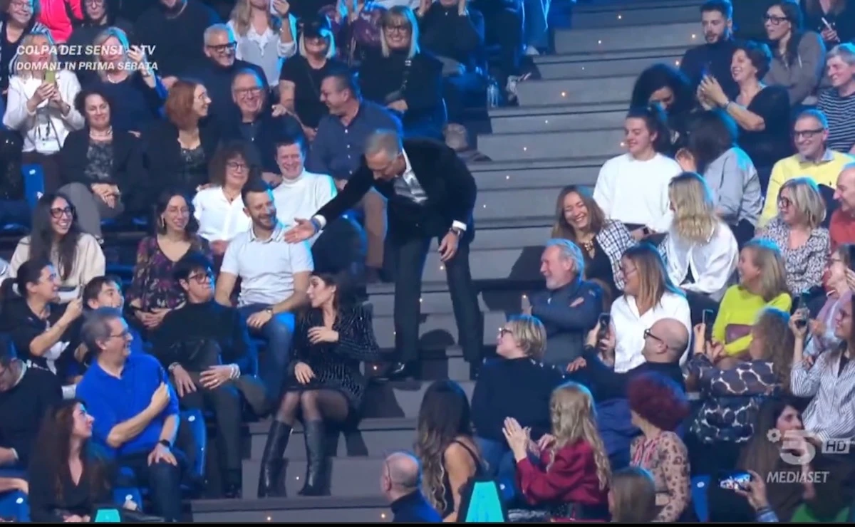 Paolo Bonolis e Giorgia a Taratata durante il momento del bacio