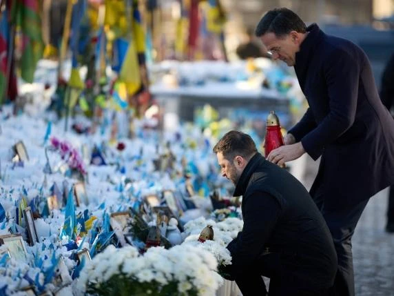 Bandiera Nato e simboli militari in un contesto operativo