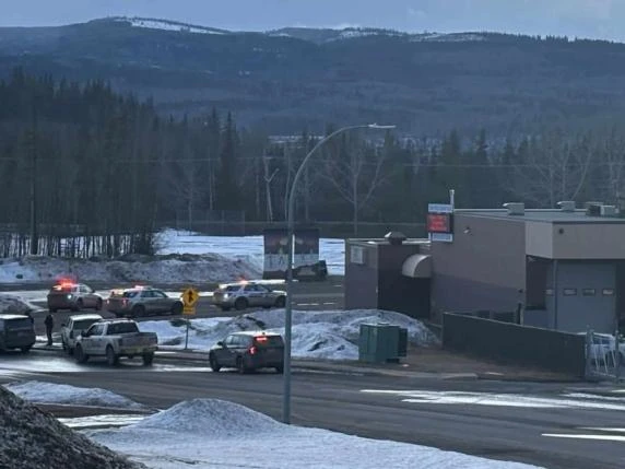 Polizia sul posto e area isolata vicino alla scuola di Tumbler Ridge