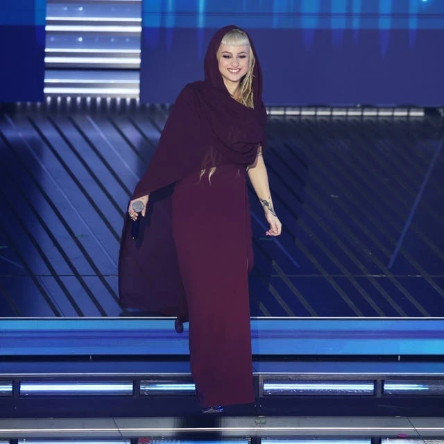 Camilla Ardenzi sul palco dell'Ariston durante l'omaggio a Ornella Vanoni