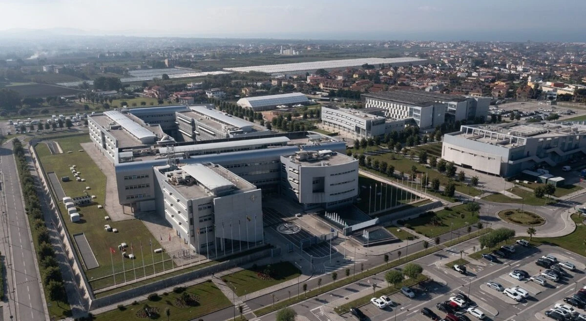 Edificio e insegne del comando Nato in un sito operativo