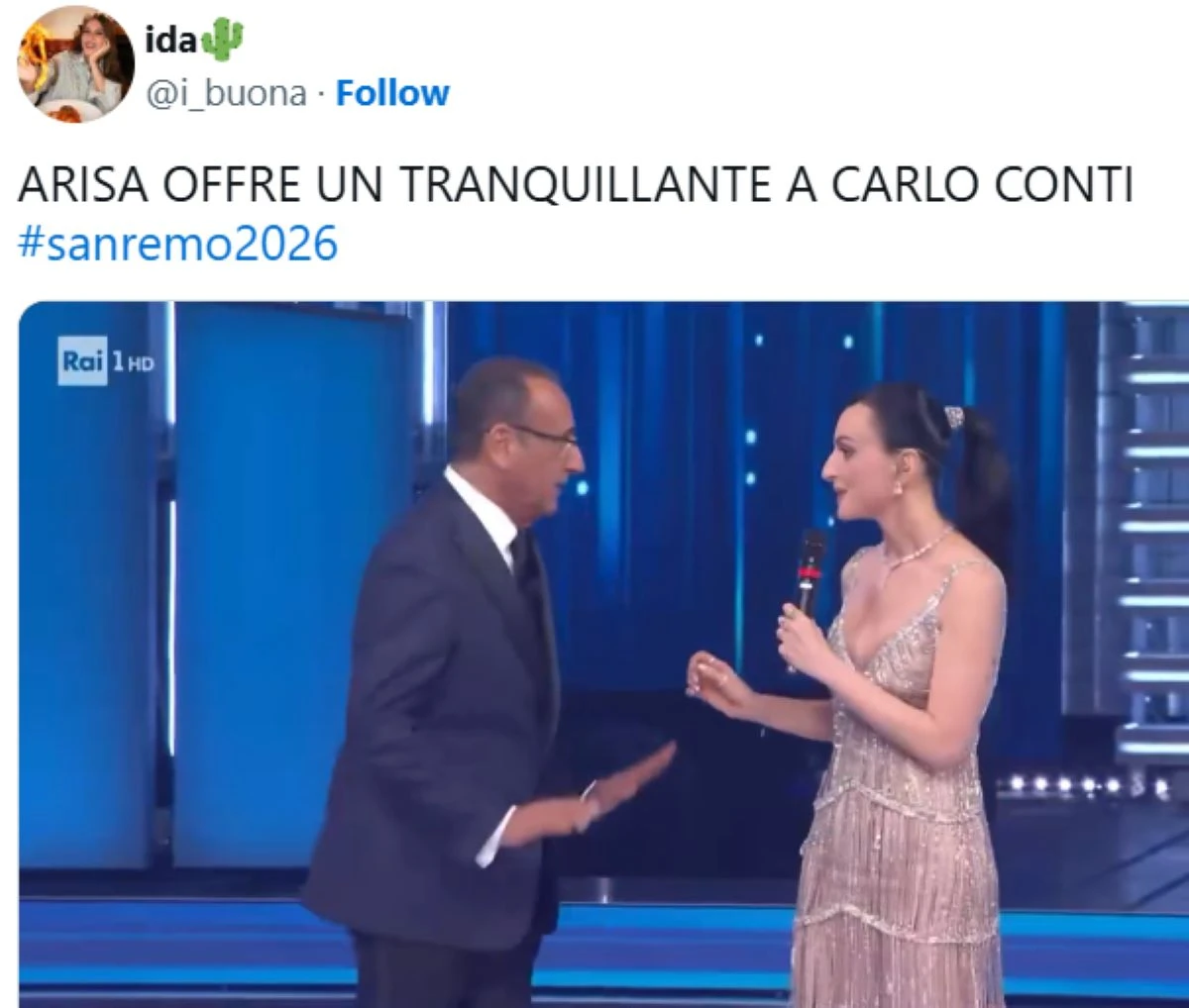Arisa e Carlo Conti durante il siparietto sul palco di Sanremo 2026