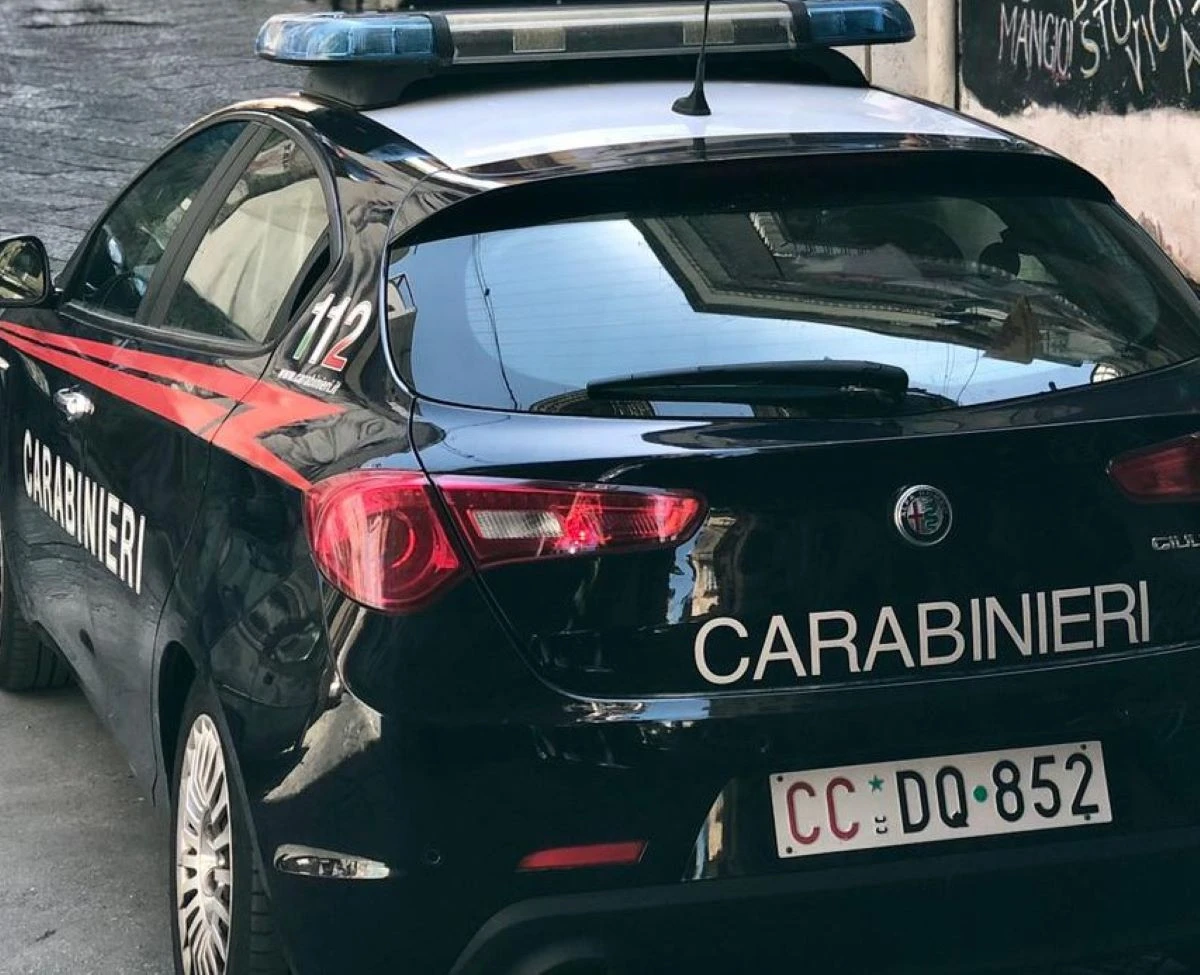 Intervento dei carabinieri durante controlli notturni in strada