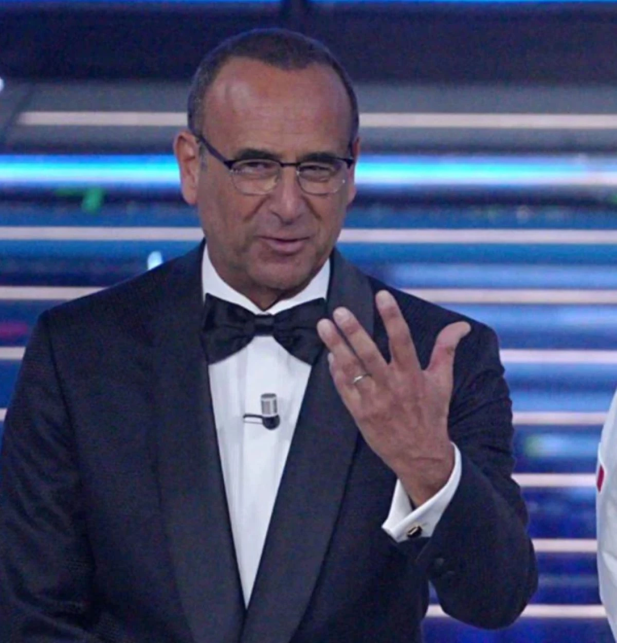 Carlo Conti sul palco dell'Ariston durante Sanremo 2026