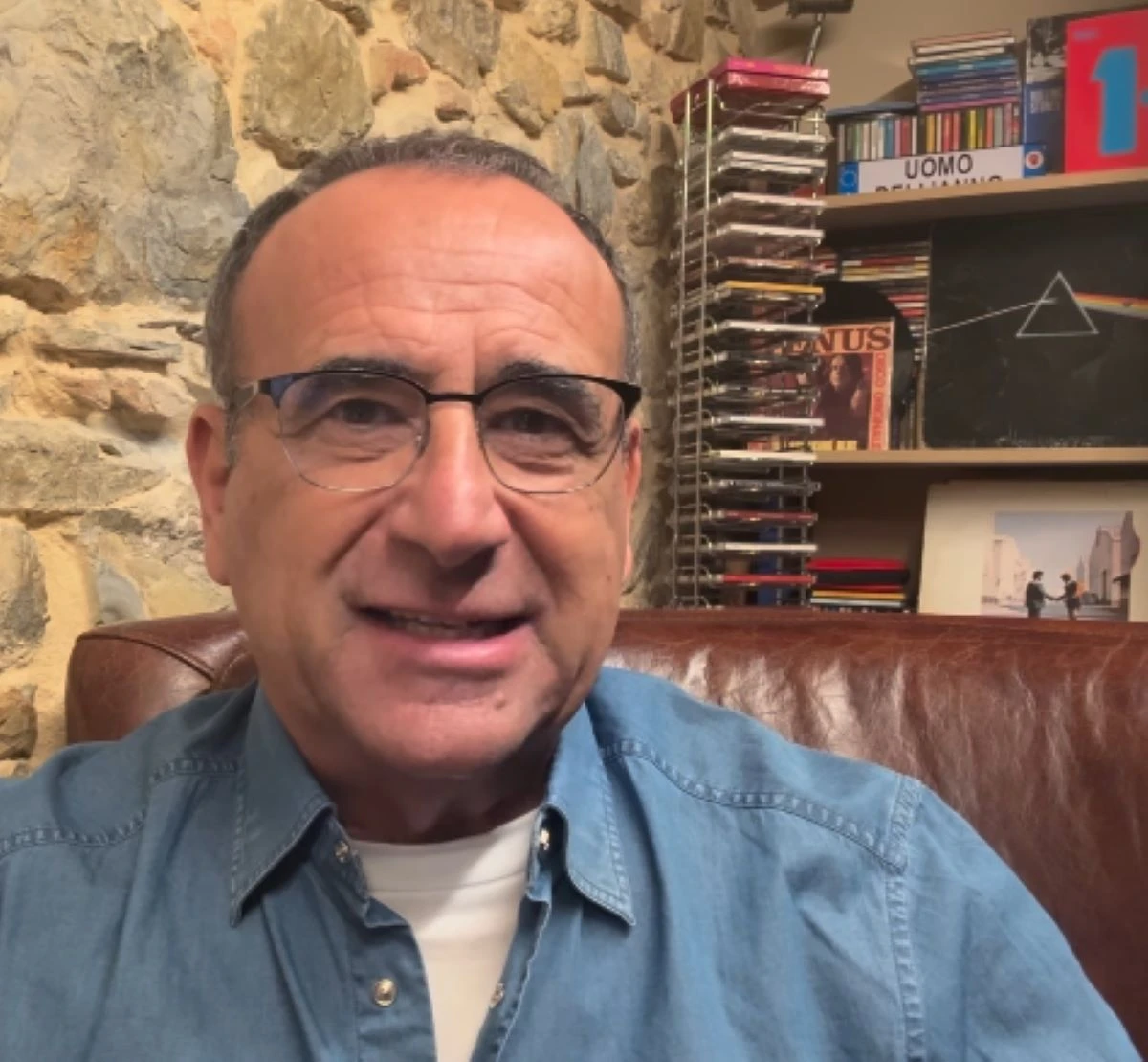 Carlo Conti durante una comunicazione su Sanremo