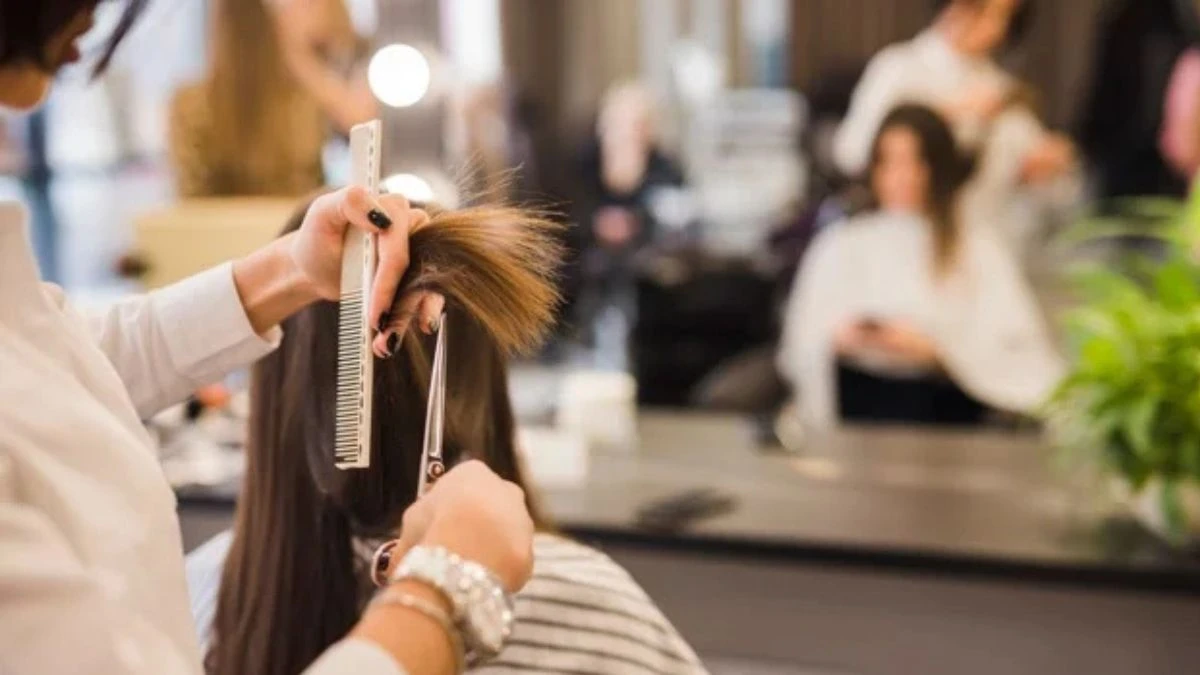 “Sostanze troppo pericolose”. Parrucchieri in allarme, la scoperta su quel trattamento lì