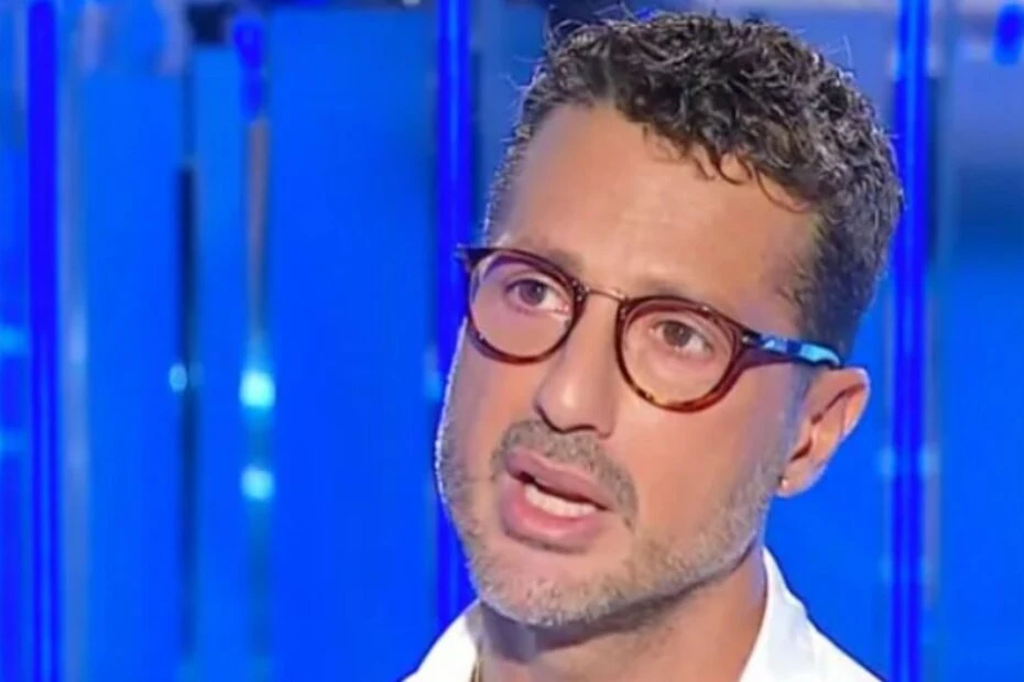 Fabrizio Corona dopo le dimissioni, immagine collegata alle apparizioni pubbliche e ai progetti online