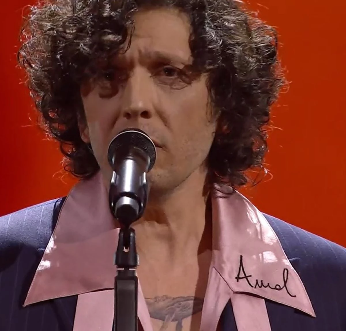 Ermal Meta a Sanremo 2026 con la scritta sul bavero