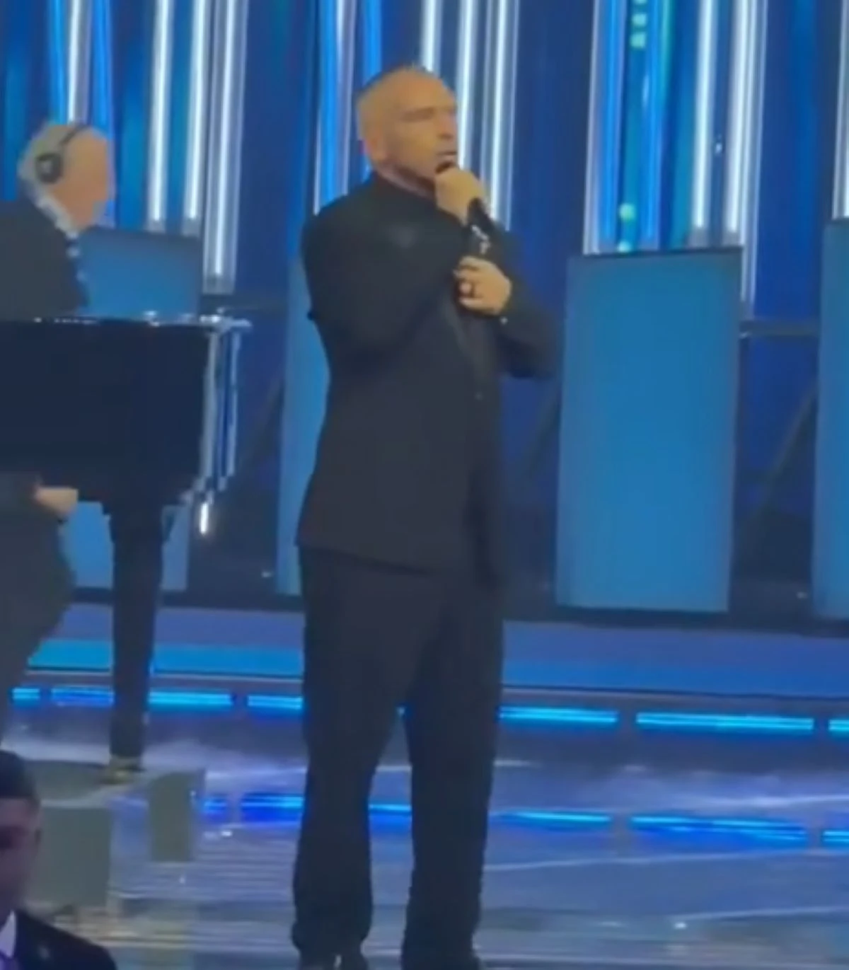 Eros Ramazzotti all'Ariston durante Sanremo 2026