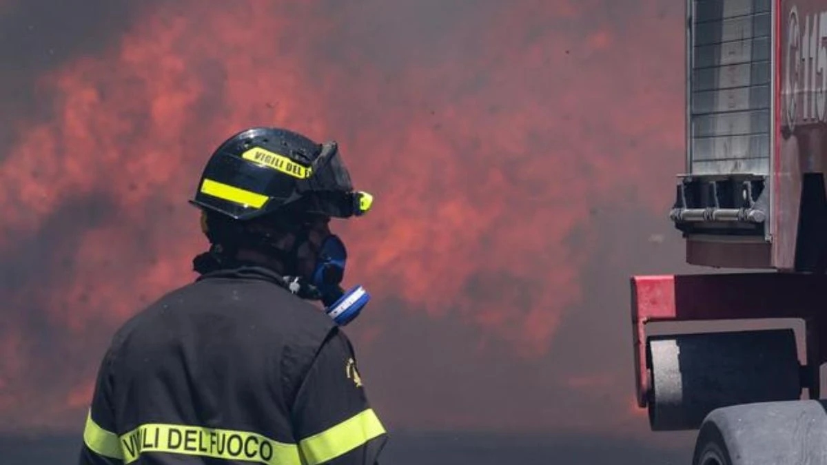 Intervento notturno dei soccorsi per incendio in appartamento a Massa (Massa Carrara)