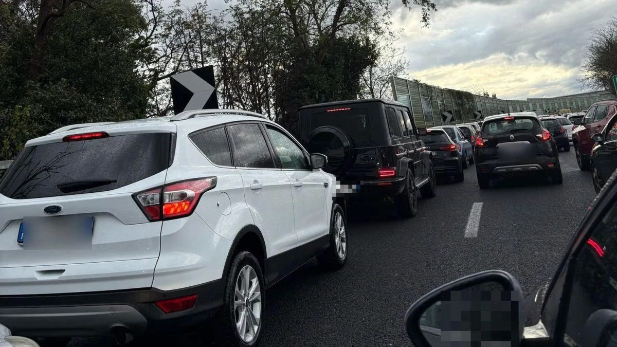 camion sbanda e si schianta in autostrada traffico bloccato e file chilometriche da Tvzap.it camion sbanda e si schianta in autostrada traffico bloccato e file chilometriche
