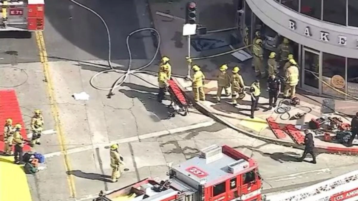 Mezzi di soccorso e intervento delle autorità dopo l'auto finita contro un supermercato a Westwood, Los Angeles