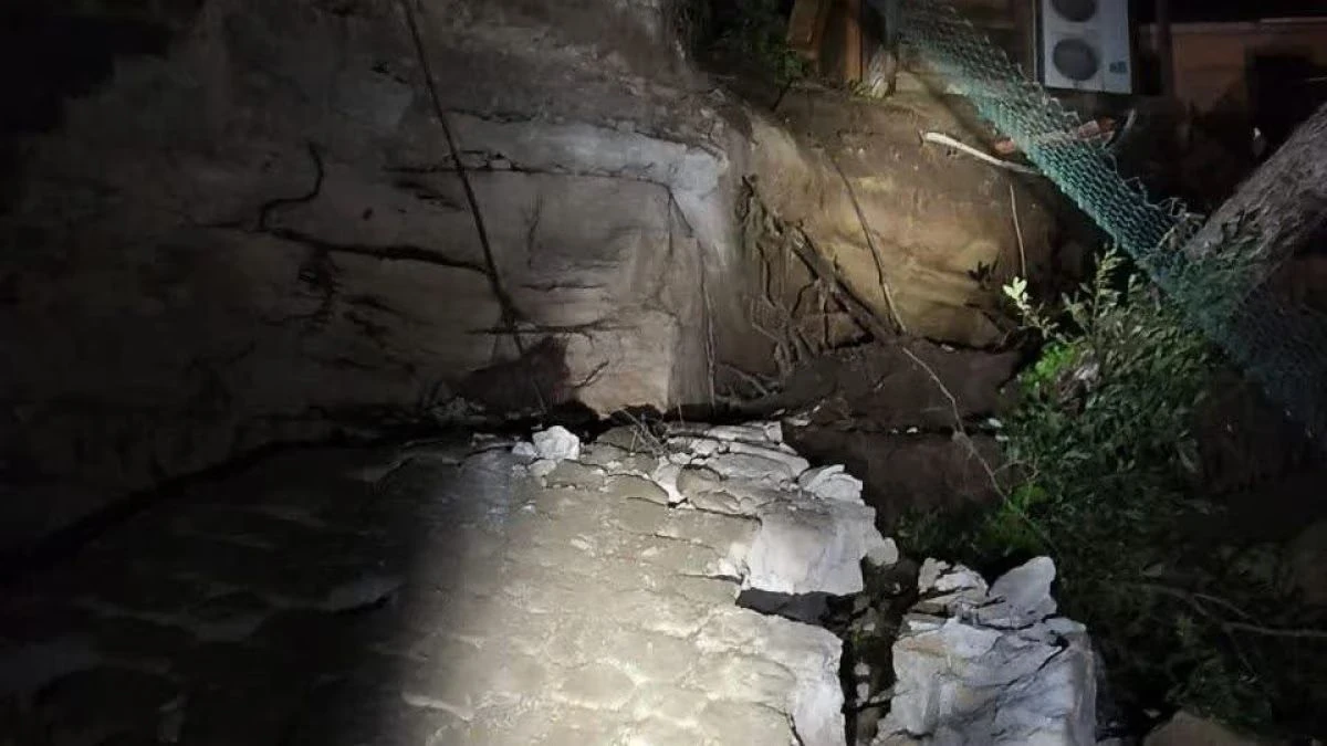 Intervento dei soccorsi dopo il crollo di un muro di contenimento a Formello