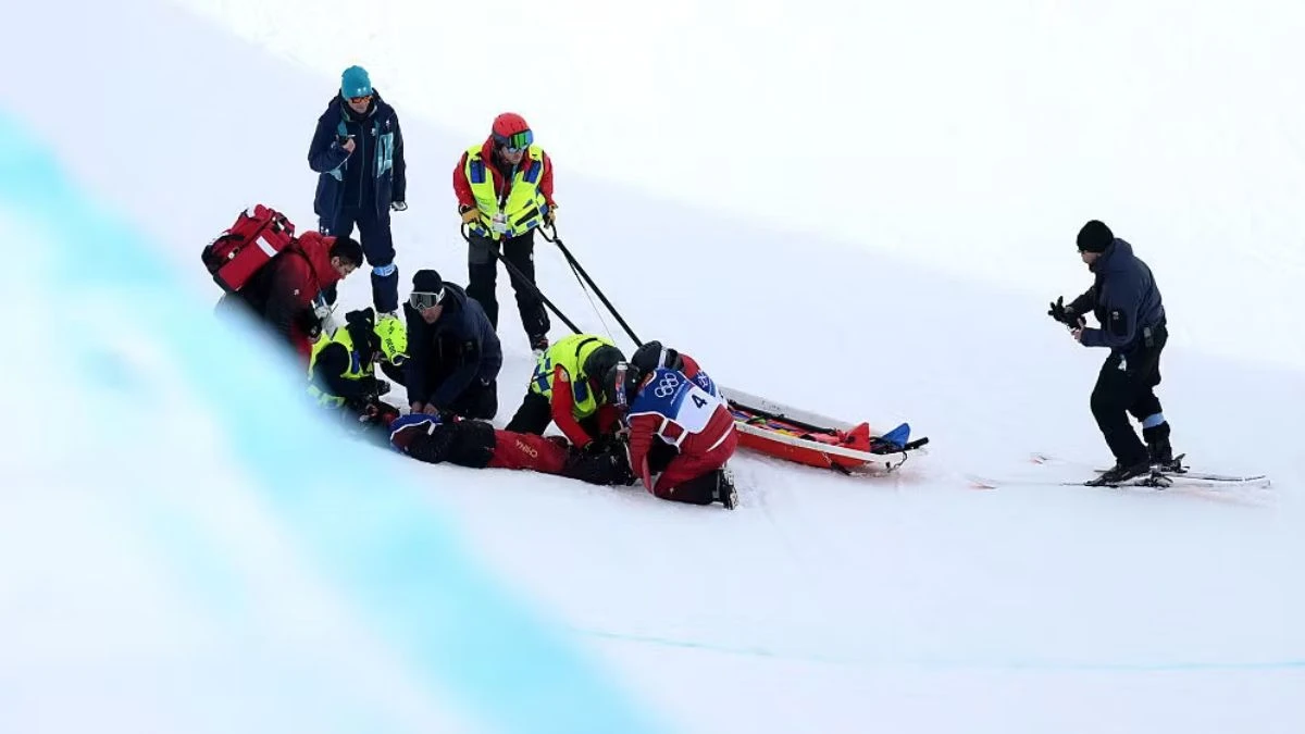 Soccorsi in pista dopo la caduta di Liu Jiayu nell'half pipe di snowboard