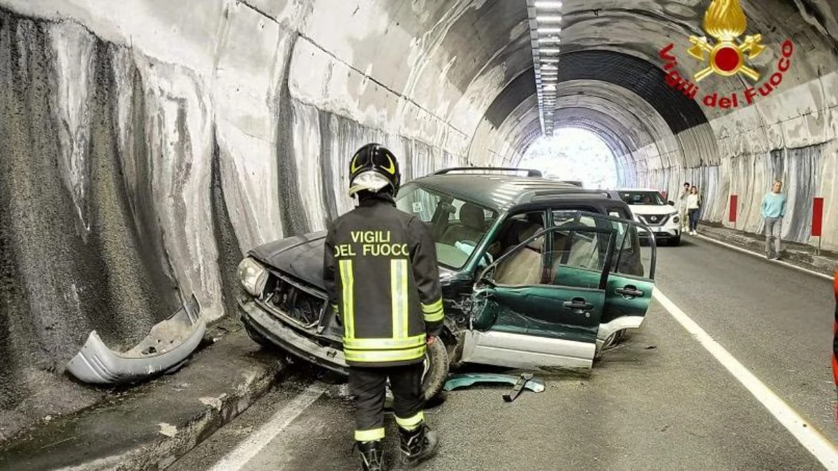 Incidente stradale in galleria sulla Statale 28: quattro auto coinvolte