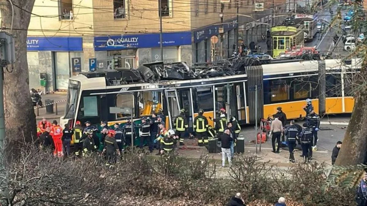Tram deragliato in viale Vittorio Veneto a Milano, intervento dei soccorsi